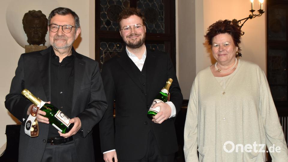 Peter Pollinger (von links) und Alexander Hüttner (Tenor) und Kulturamtsleiterin Petra Vorsatz freuen sich über den gelungenen Auftritt. Bild: hcz