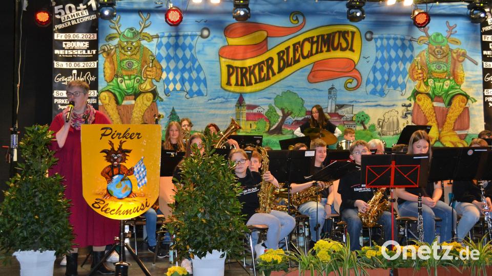 Für den Nordbayerischen Musikbund überbrachte die Bezirksvorsitzende Gisela Weß die Glückwünsche zum Jubiläum. Bild: kki