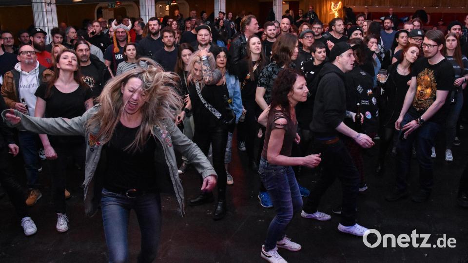 Die Fans pogten vor der Bühne das gesamte Konzert über. Bild: Stephan Huber