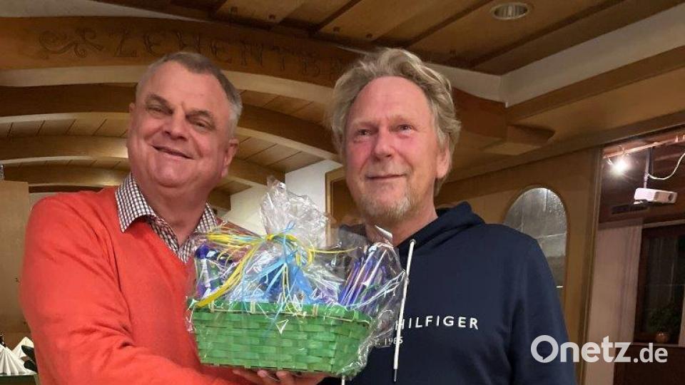 Hermann Zenger bedankt sich beim Referenten Erich Ritschel. Bild: Maria Schlögl/exb