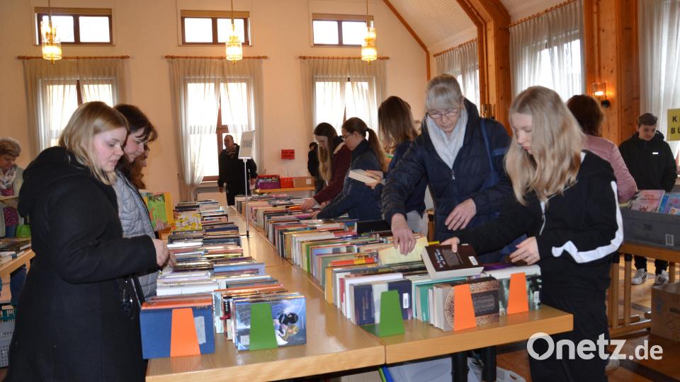 Super gelaufen ist der 7. Bücher- und Spielebasar. Ein reichhaltiges Angebot an Lesestoff und Spielen wurde geboten. Bild: gi