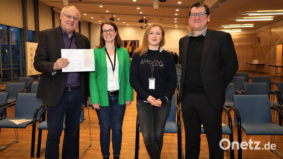 Bürgermeister Lothar Höher (von links), Jana Janota und Marion Stelzl vom Stadtplanungsamt sowie Bau- und Planungsdezernent Oliver Seidel erläutern den Vorentwurf zum Flächennutzungsplan. Bild: Pressestelle Stadt Weiden i.d.OPf/exb