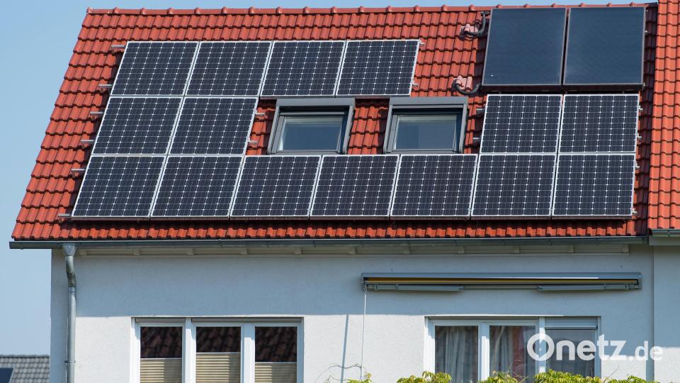 Ebenso müsse jeder Eigenheimbesitzer, bei dem es möglich ist, eine eigene PV-Anlage aufs Dach montieren. Dies sei aber wiederum nur sinnvoll, wenn zugleich in Stromspeicher investiert werde, um Stromspitzen besser abfedern zu können. Archivbild: Uwe Anspach/dpa-tmn