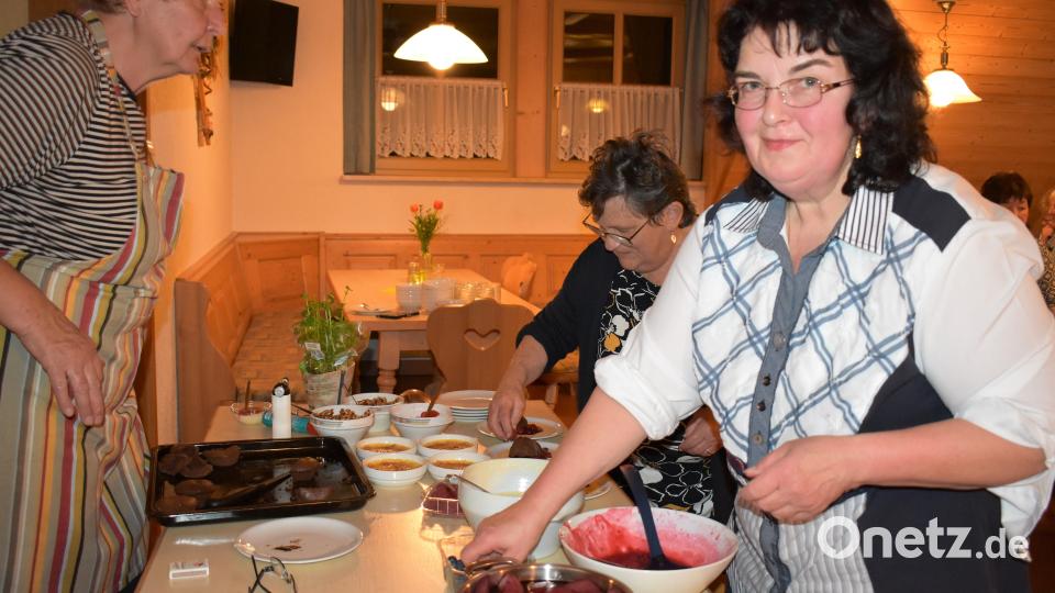 Agnes Speckner (von rechts) und Hermine Haimerl verteilten die Nachspeisen. Bild: rgr