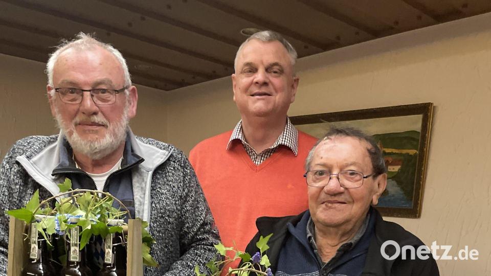 Die langjährigen Vorstandsmitglieder Andreas Kiener (Links) und Mike Fiedler (Rechts) wurden mit je einem sechser-Träger Weißbier vom neuen Vorsitzenden Hermann Zenger verabschiedet. Bild: Maria Schlögl/exb