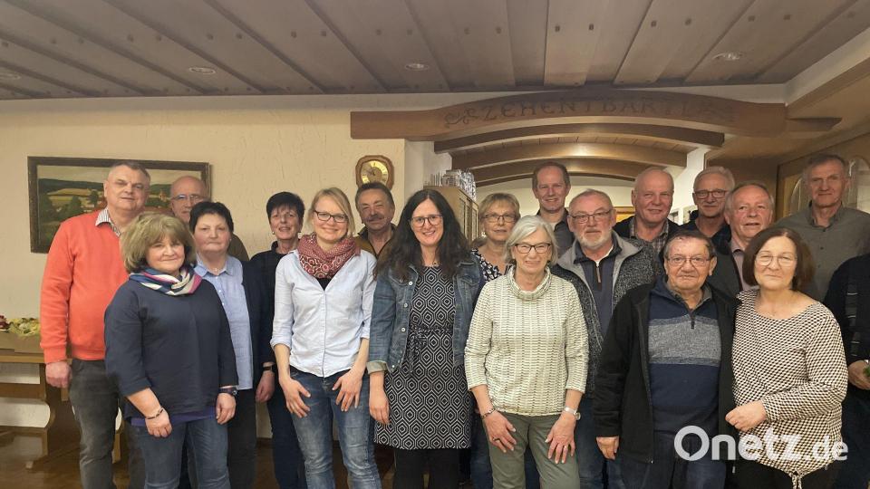 Beim Obst- und Gartenbauverein Wernberg-Köblitz stehen Neuwahlen an. Im Bild ist die alte und die neue Vorstandschaft zu sehen. Bild: Maria Schlögl/exb