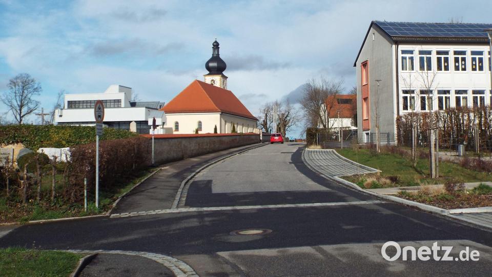 Wer aus Richtung Haselmühl kommt, hat am Hallenbadparkplatz die letzte Möglichkeit, sein Fahrzeug zu wenden. Kurz vor dem Haupteingang zum Friedhof inklusive dem gegenüberliegenden Zwei-Stunden Parkplatz greift die Sperrung für den Pkw-Verkehr. Fußgänger können durch den Friedhof zur Kirche gelangen Bild: e