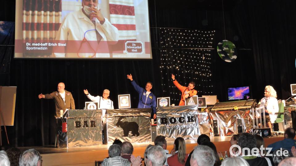 Die Singspieler stellten die Ärzte der Neunburger „Schwarzachtalklinik“ vor. Bild: Ziereis/exb