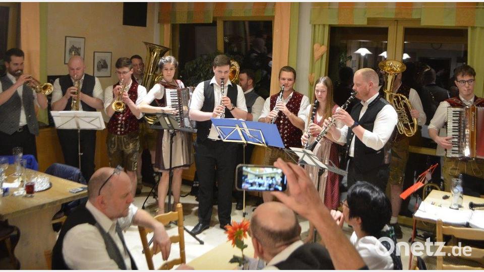 Die Jungen Alfelder Musikanten bei einem gemeinsamen Stück mit der Gruppe &quot;In Oiner Dur&quot;. Bild: Kerstin Rösel/exb