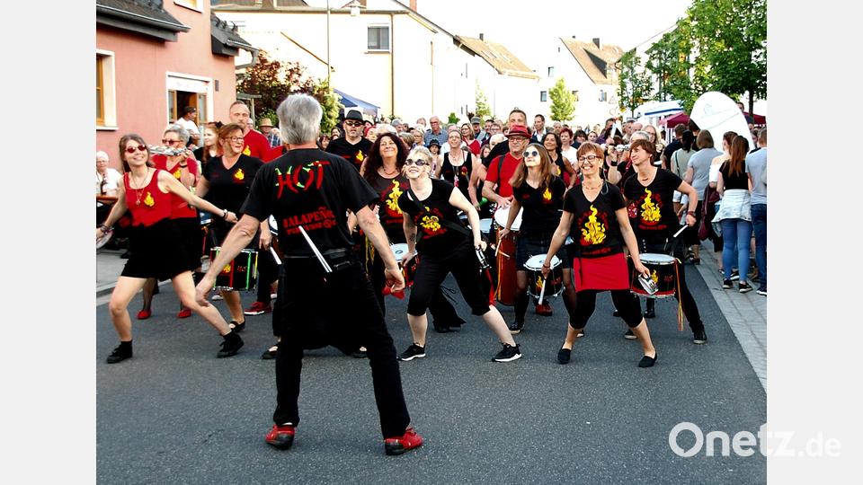 Ein Bild aus dem Vorjahr vom Dorffest. Auftritt der Percussiongruppe Jalapenos. Diese tritt heuer auch wieder auf. . Bild: Archiv: Balk