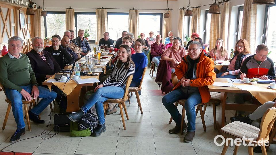 27 Bürger werden derzeit zu Wegepaten ausgebildet. Nina Lang von der Steinwald-Allianz (vorne, Mitte) dankte bei Kursbeginn in Friedenfels Referent Werner Karl (links) für die Schulung der Teilnehmer. Bild: bsc