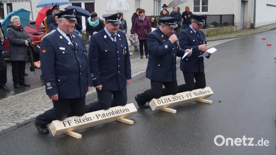 Auf großen Holzscheiten knieend brachten die Mitglieder der Feuerwehr Stein ihren Patenschaftsantrag vor. Bild: slh