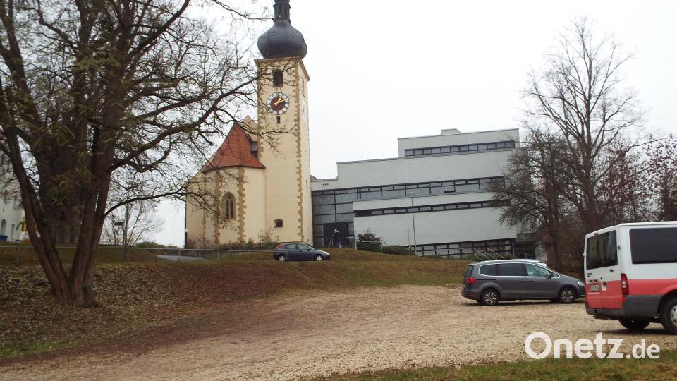 Nicht mehr zu befahren ist wegen Sperrung die Straße "Zu den Linden" während der Bauarbeiten vom Dorfplatz zur Kirche und die davor liegende Parkplatz-Trasse. Bild: e