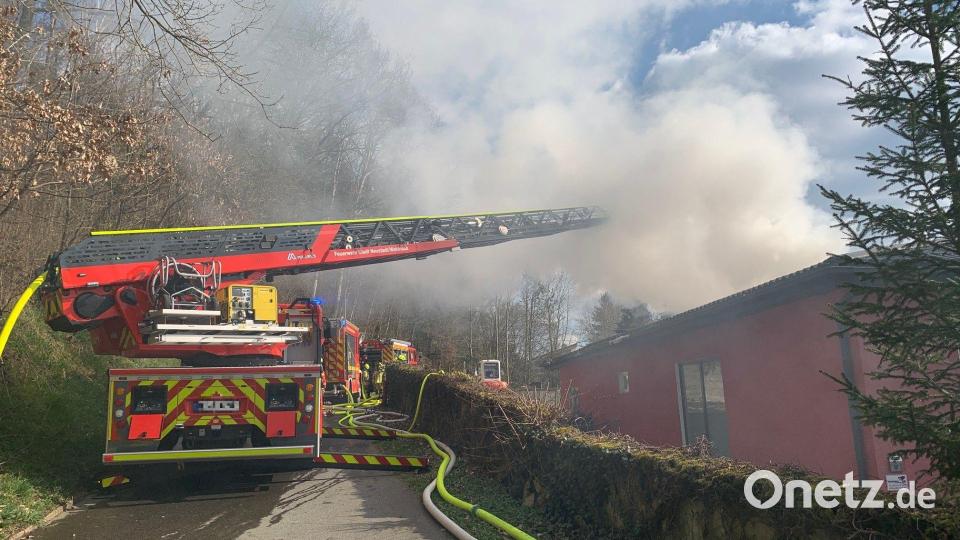 In Hammerharlesberg ist am Mittwochnachmittag in einem Dachstuhl ein Feuer ausgebrochen. Bild: Gabi Schönberger