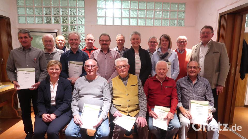 Der Siedlerbund ehrt langjährigen Mitglieder (vorn, von links): Vorsitzende: Susanne Schertl, Reinhard Andraschko (40 Jahre), Günther Strobl (50), Horst Bär (50) und Günther Ringelstetter (40); hinten (von links): Josef Ertl (30), Peter Fuchs (20), Hermann Müller (20), Peter Wismeth (20), Bernd Bielefeld (20), Helmut Schöpf (20), Werner Kreuzer (30), Waltraud Trettenbach (20), Emil Dittrich (30), Christine Schedl (30), Ernst Andraschko (20) und Bürgermeister Hans-Martin Schertl. Bild: rha