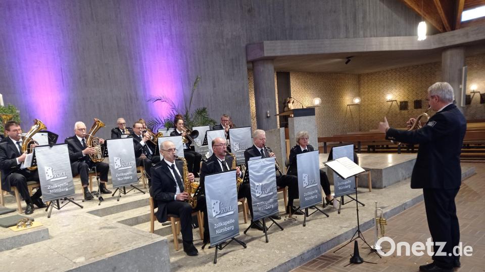 Die Zollkapelle Nürnberg unter der Leitung von Armin Scharnagl überzeugte mit feinem Sound. Bild: fpoz