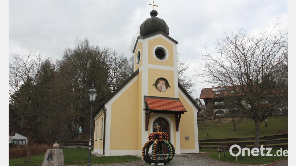 Der Osterbrunnen steht vor der Dorfkapelle St. Georg. Bild: pi