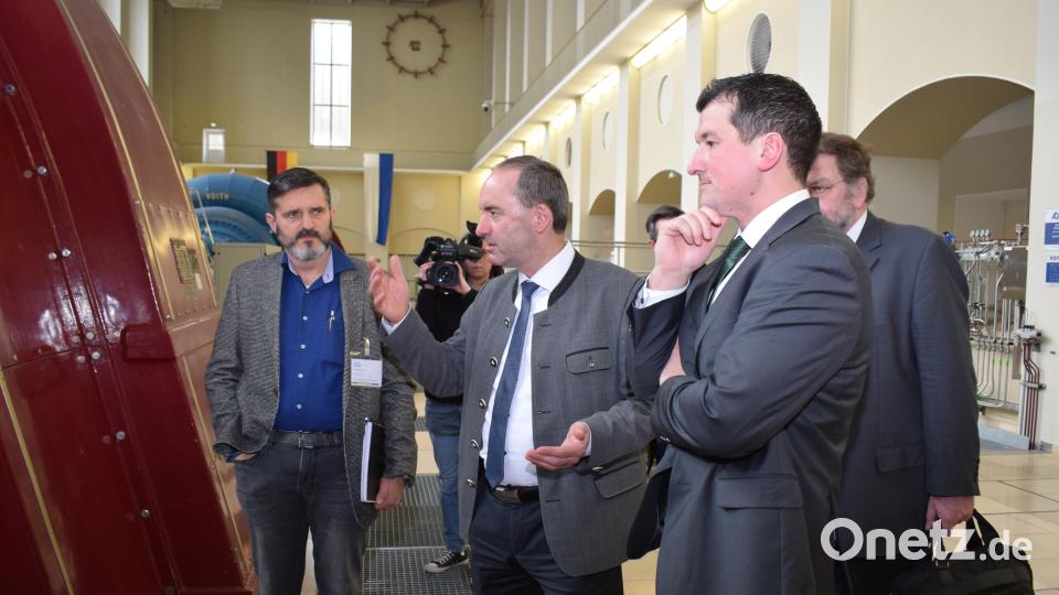 Werksleiter Dieter Krompholz (links) und Bürgermeister Martin Schwandner (rechts) zeigten dem Wirtschaftsminister Hubert Aiwanger (Mitte) die Vorteile von Pumpspeicherkraftwerken. Bild: bnr