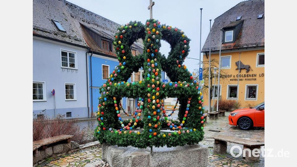 Die Osterkrone mit ausgeblasenen und handbemalten Hühnereiern auf dem Brunnen am Marktplatz ist wieder ein Schmuckstück. Frauen des Katholischen Frauenbundes haben ihn geflochten und geschmückt. Bild: gi
