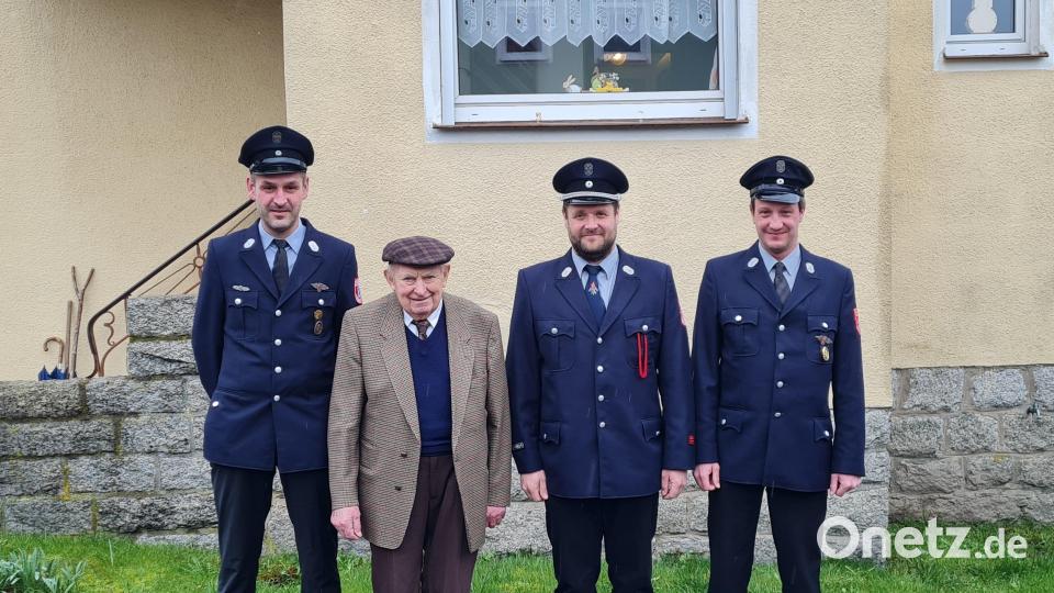 Ehrenmitglied Ernst Freundl (Zweiter von links) ist seit 80 Jahren Mitglied der Feuerwehr Liebenstein. Glückwünsche überbrachten Vorsitzender Johannes Ziegler (links), Schriftführer Michael Härtl und stellvertretender Kommandant Matthias Schmid (von rechts). Bild: Feuerwehr Liebenstein/exb