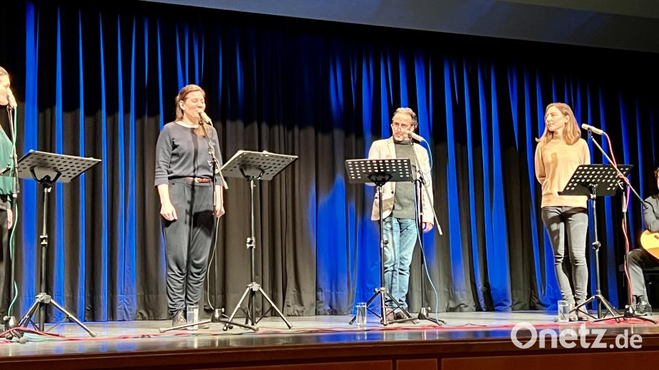 Schauspieler als Vermittler von Originalaussagen (von links): Elisabeth Pleß, Aylin Esener, Asad Schwarz und Neslihan Arol; Lutz Spira kümmerte sich um die Hintergrundmusik. Bild: Eichl