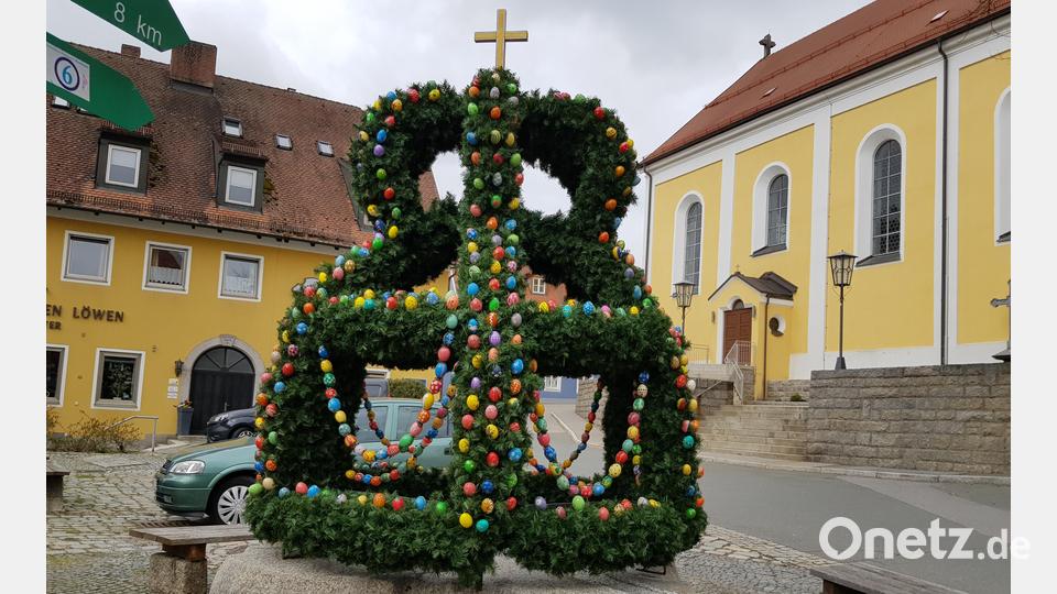 Die Osterkrone mit ausgeblasenen und handbemalten Hühnereiern auf dem Brunnen am Marktplatz ist wieder ein Schmuckstück. Frauen des Katholischen Frauenbundes haben ihn geflochten und geschmückt. Bild: gi