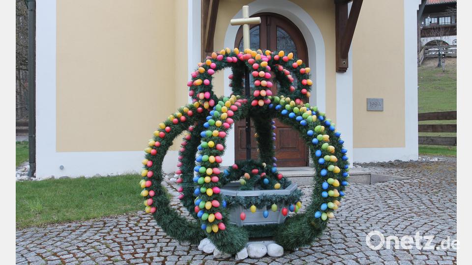 Der Osterbrunnen vor der Dorfkapelle St. Georg setzt einen Glanzpunkt. Bild: pi