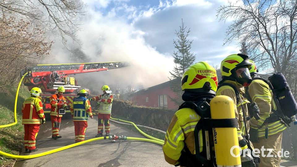 In Hammerharlesberg ist am Mittwochnachmittag in einem Dachstuhl ein Feuer ausgebrochen. Bild: Gabi Schönberger