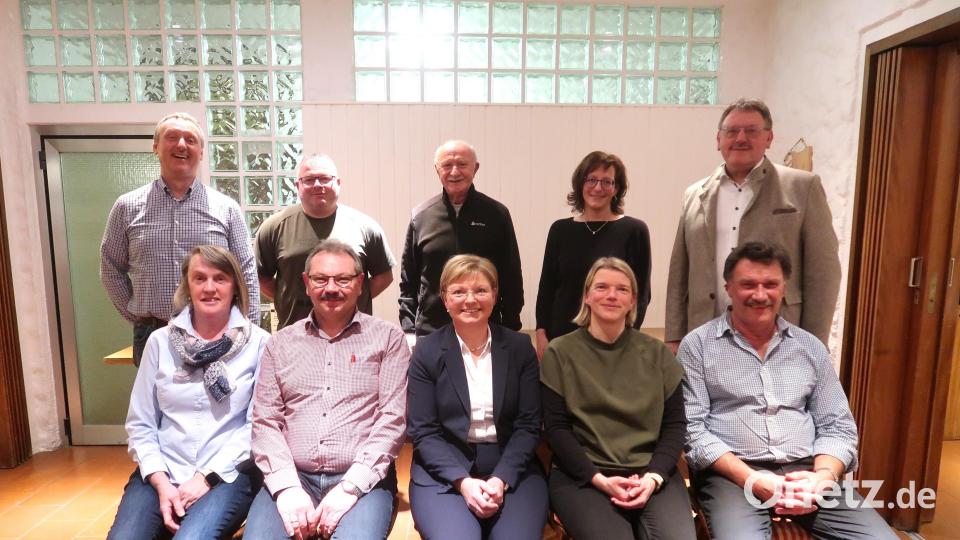 Einen neuen Vorstand wählt die Siedlergemeinschaft Vilseck für vier Jahre (sitzend, von links): Christine Schedl, Helmut Schöpf, Vorsitzende Susanne Schertl, Daniela Singer und Karl Ringer; (hinten, von links): Markus Schertl, Gerhard Gnan, Norbert Piehl, Carola Hann und Bürgermeister Hans-Martin Schertl. Bild: rha