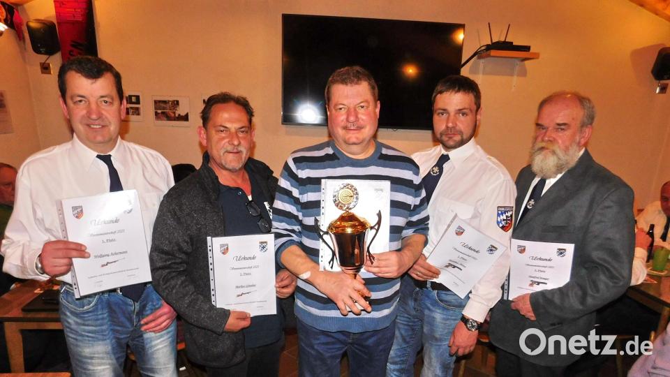 Sie sind die besten Schützen der Sportschießgruppe: Wolfgang Ackermann, Markus Günther, Michael Ackermann, Matthias Pirner und Sportschießwart Manfred Kauper (von links). Bild: whü