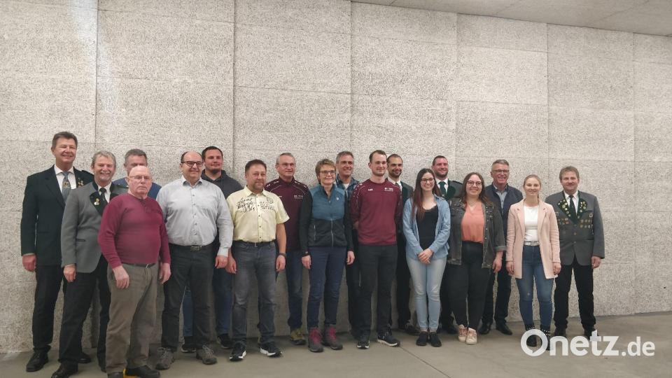 Einige Wechsel brachten die Neuwahlen der Schützengesellschaft 1549 Tirschenreuth. Gauschützenmeister Manfred Zölch (links) und Bürgermeister Franz Stahl (Dritter von rechts) gratulierten dem neu gewählten Schützenmeister Tobias Birkner (Fünfter von rechts) sowie dem Rest des Führungsteams. Bild: Schützengesellschaft Tirschenreuth/exb