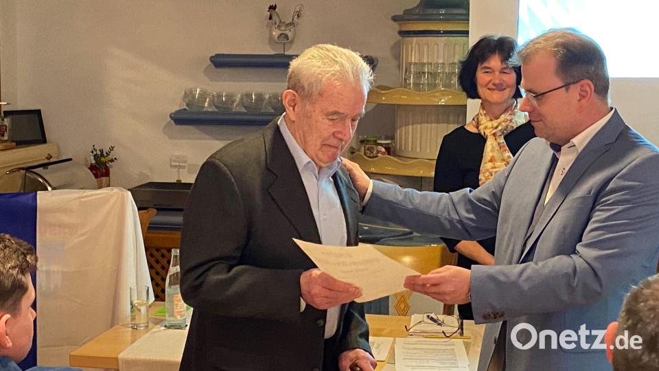 Bürgermeister Karl-Heinz Budnik überreicht Georg Bauer die Ehrenurkunde für 65 Jahre CSU Parteimitgliedschaft Bild: Kappl, Andreas [kap]
