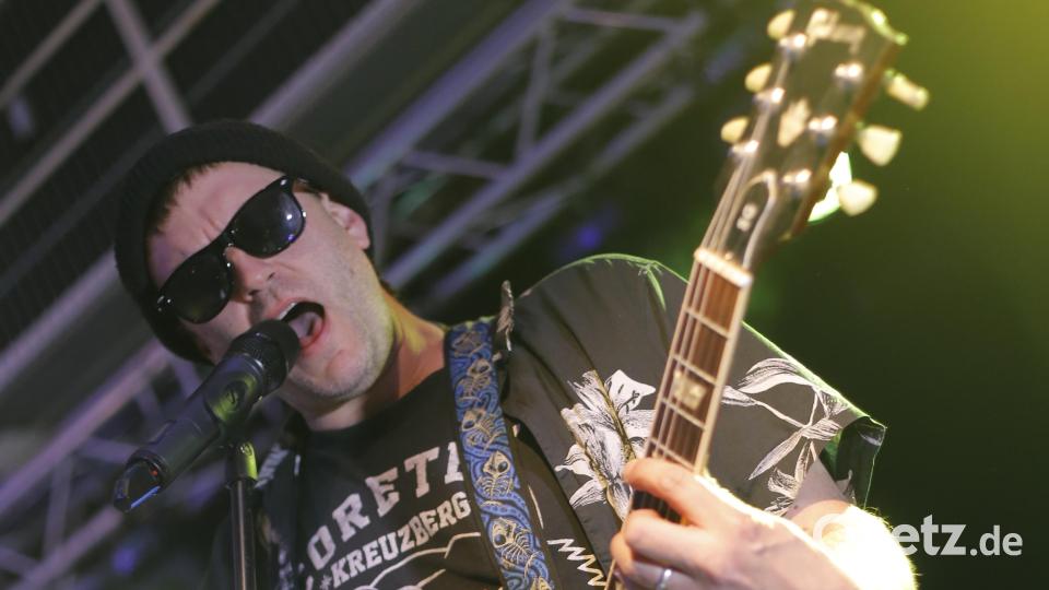 Wie Trio De Schanero sich anhört? Laut Sänger Mario Michel Albert wie &quot;pinke aufblasbare Gummipalmen im Industriegebiet&quot;. Bild: Danny &quot;trabi&quot; Jakesch /exb