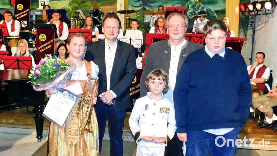 Zu den besten der Musikschule gehören Julia Heimann, Emanuel Lehner und Martin Müller (vorne von links). Sie sind Träger von Leistungsabzeichen des Nordbayerischen Musikbundes beziehungsweise Preisträger von „Jugend musiziert“. Den Preisträgern der FGV-Musikschule gratulierten FGV-Musikschulleiter Heinz Schmidt (zweiter von rechts) und Bürgermeister Christian Porsch (zweiter von links). Bild: whü