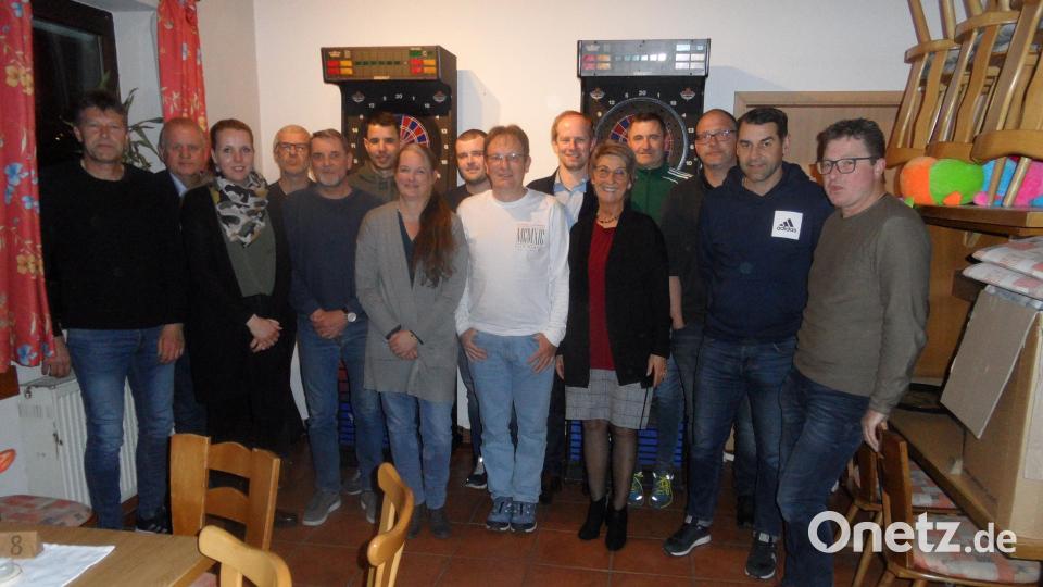 Neuwahlen standen im Mittelpunkt der Jahreshauptversammlung des FC Wernberg. Bild: Schmid/exb