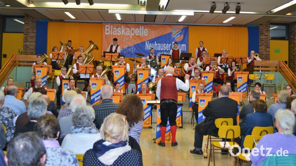 Über 200 Blasmusikliebhaber hörten gebannt den abwechslungsreichen Musikstücken der &quot;Neuhauser Boum&quot; zu. Bild: kki