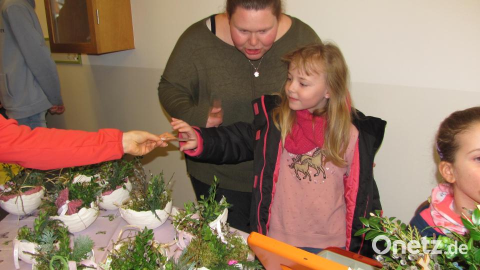 Die Kinder des Kinderhauses halfen eifrig beim Verkauf von Palmbuschen und Osterdekorationen mit. Bild: sei