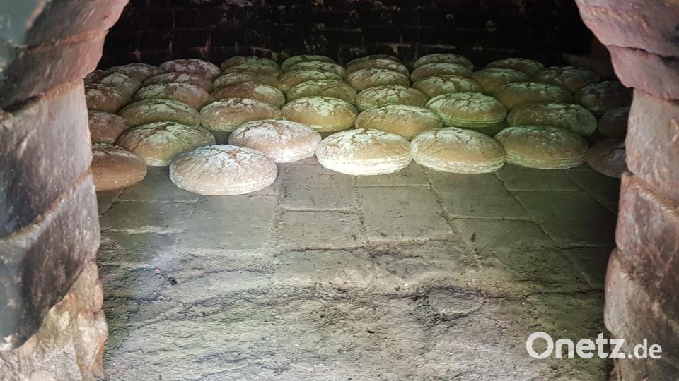 Blick in das steinerne Gewölbe bei 300 Grad - die Brotlaibe sind gerade eingeschossen worden. Bild: gri