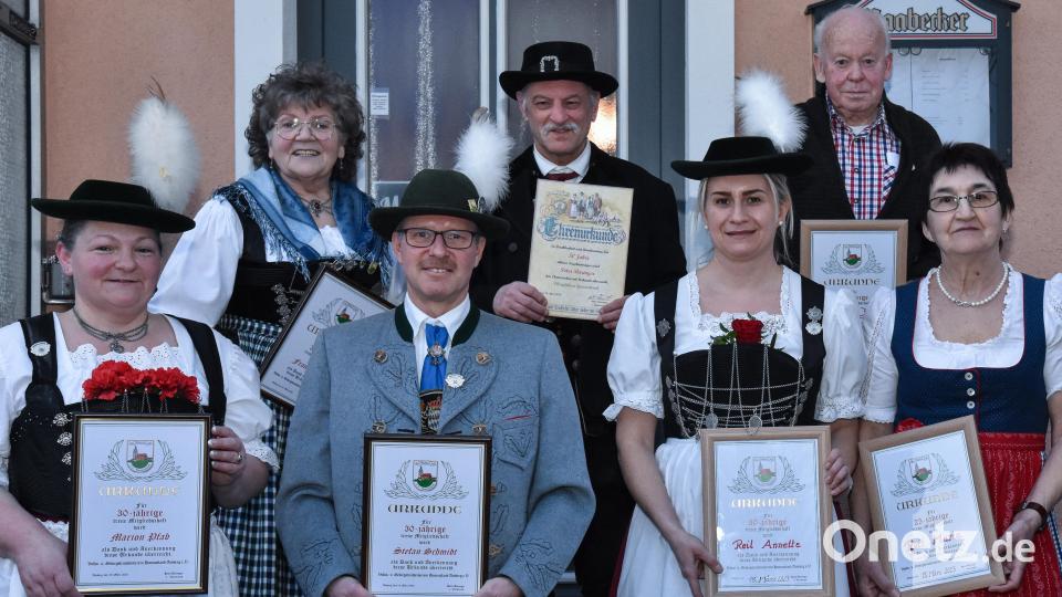 Die Geehrten von Hoamatland: Marion Pfab, Stefan Schmidt, Annette Reil, Maria Reil (vordere Reihe von links), Franziska Pfab, Peter Baringer und Josef Meiler. Bild: Stephan Huber