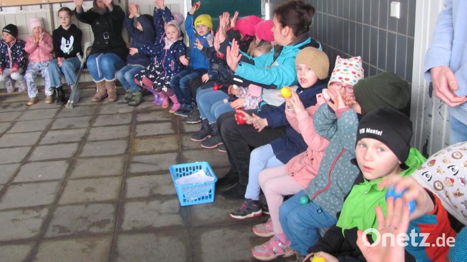So sehr die Kinder des Kinderhauses mit Frühlingsliedern versuchten den Frühling herbeizuzaubern, am Freitag war leider keine Spur davon zu sehen, aber das tat der guten Laune aller Teilnehmer keinen Abbruch. Bild: sei
