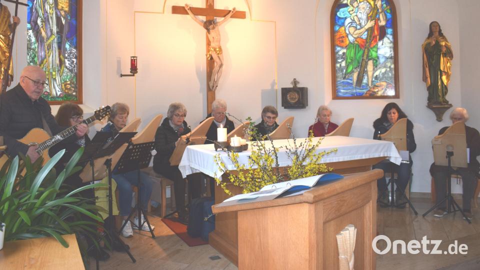 Die Veehharfengruppe spielte im Altarbereich der St.-Johannes-Kapelle. Bild: no