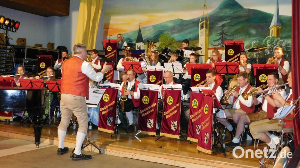 Beim Frühjahrskonzert der FGV-Musikschule warteten unter anderem die Speichersdorfer Musikanten mit einem bunten Repertoire auf. Auch Solisten, Chöre und Tänzer zeigten ihr Können. Bild: whü