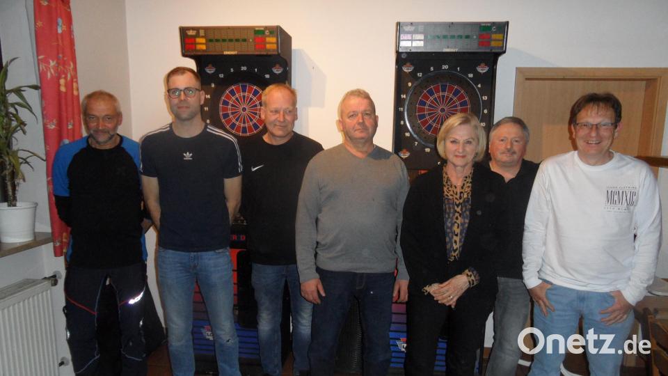 Langjährige Mitglieder des FC Wernberg wurden bei der Jahreshauptversammlung geehrt. Bild: Schmid/exb