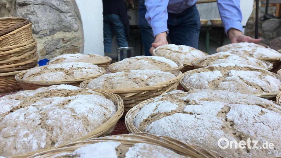 Brotbacken steht wieder im Fokus des Heimat- und Kulturvereins Freudenberg: beim Backofenfest am 18. Mai und bei einer Kooperation mit der Schule am 20. April. Bild: gri