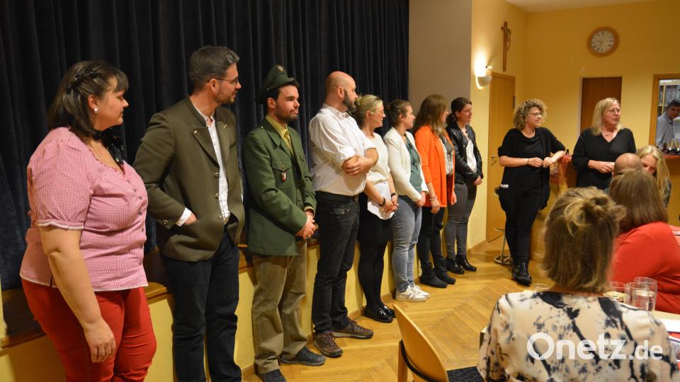 Viel Beifall für alle Schauspieler und das Serviceteam der Pfarrbücherei, für den gelungenen Abend. Bild: fdl