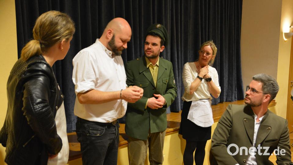 Jetzt klicken die Handschellen: Kommissarin Becker (Elisabeth Falk) und Polizeischüler Riedl (Thomas Kummer) verhaften den Mühlenbesitzer Willi Wallmann (Markus Dittrich) und die Kellnerin Uschi Roth. Brennereibesitzer Georg Goldkehle (Kilian Falk) ist erleichtert, dass der Fall so schnell aufgeklärt werden kann. Bild: fdl