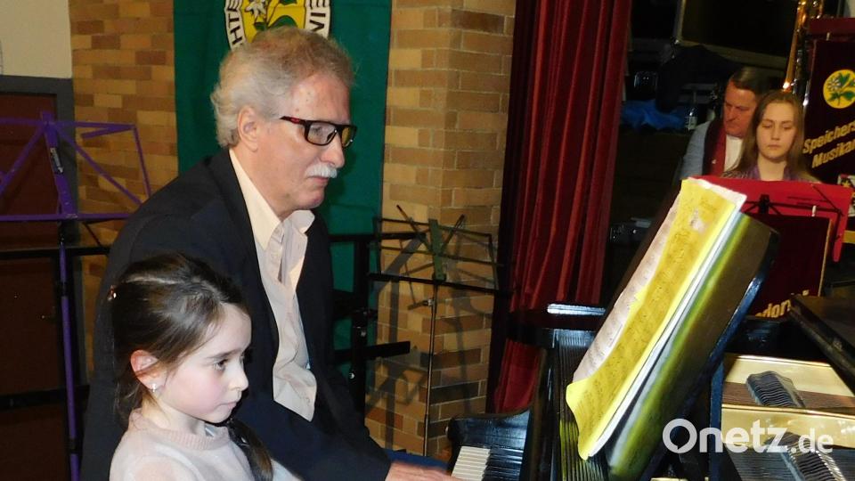Frühjahrskonzert: Elisa Saponaro mit Lehrer Hartmut Gebelein. Bild: whü
