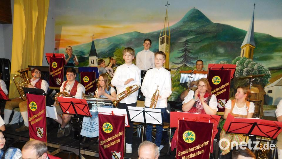 Fabian Busch (Trompete), Sven Küffner (Schlagzeug) und Joscha Müller (Trompete) (stehend von links) gaben ihr Debüt im Blasorchester bei den Speichersdorfer Musikanten bei „Themes from Jurassic Park“ von John Williams in einem Arrangement von Michael Sweeny. Bild: whü