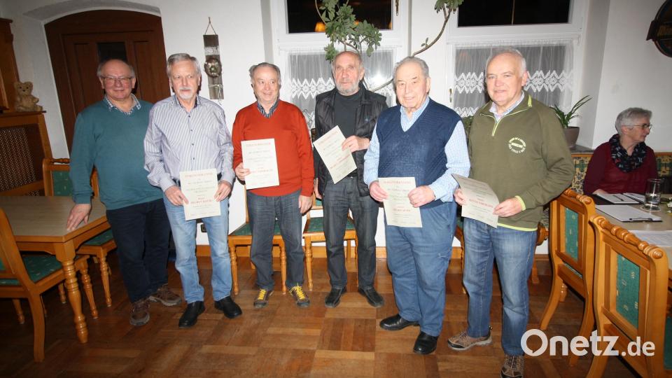 Sie sind seit Gründung des Heimatpflegebunds mit dabei: Anton Gmehling, Georg Murr, Helmut Langhammer, Josef Farmbauer und Helmut Reichl (von rechts, mit Vorsitzendem Eckhard Bodner) wurden bei der Hauptversammlung für 60 Jahre Mitgliedschaft geehrt. Bild: bjp