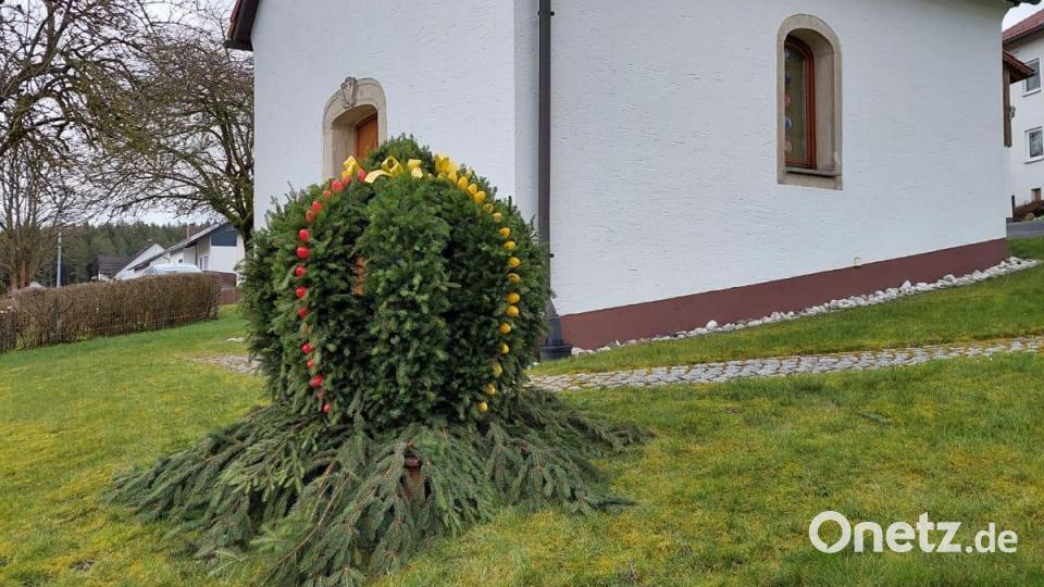 Osterkrone an der Dorfkapelle und Kriegerdenkmal in Witzlasreuth. Bild: ak